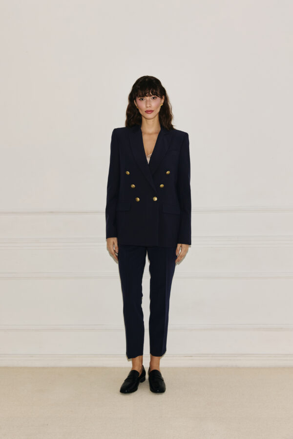 granatowa marynarka dwurzędowa