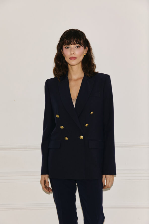 granatowa marynarka dwurzędowa